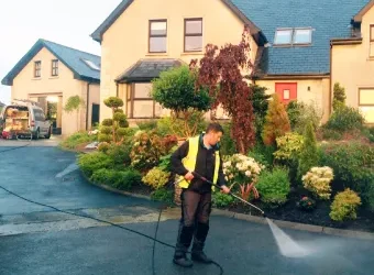 power-washing-letterkenny-man-on-driveway power washing letterkenny man on driveway